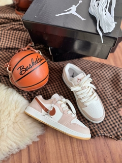 Imagem do Jordan Low - Caramelo/Rosa