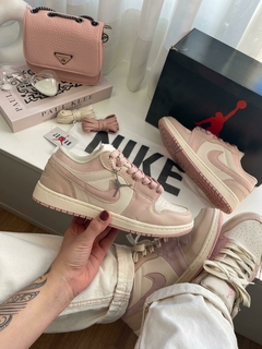 Jordan Low - Rosa/Branco na internet