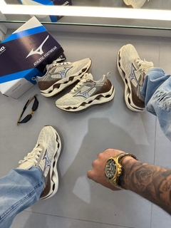 Mizuno Wave Stratos 3 - Branco/Marrom/Cinza na internet