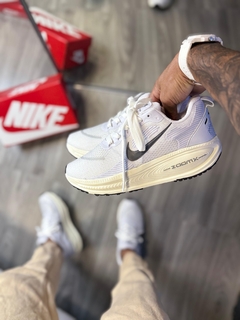 Nike Vomero 18 - Branco/Off White - comprar online