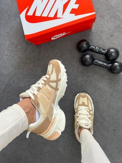 Imagem do Nike V2K - Bege/Off