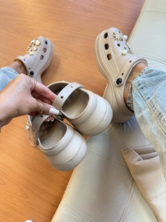 Crocs em EVA (com botons) - Nude na internet