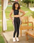 A Calça Modeladora é mais do que apenas uma roupa de academia. Ela é sinônimo de elegância e sofisticação, proporcionando uma costura moderna que realça os contornos do corpo, criando uma silhueta atraente e desenhada.
Possui o cós alto e embutido, compos