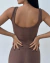 O Top Camiseta é o top perfeito para aquelas Patyzetys que amam um top com uma proposta de cropped, ele tem o comprimento que quase encosta no cós da legging/short. Possui alças largas e excelente sustentação, você consegue usar com sutiã. Possui entrada 