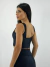O Top Camiseta é o top perfeito para aquelas mulheres que amam um top com uma proposta de cropped, ele tem o comprimento que quase encosta no cós da legging/short. Possui alças largas e excelente sustentação, você consegue usar com sutiã. 