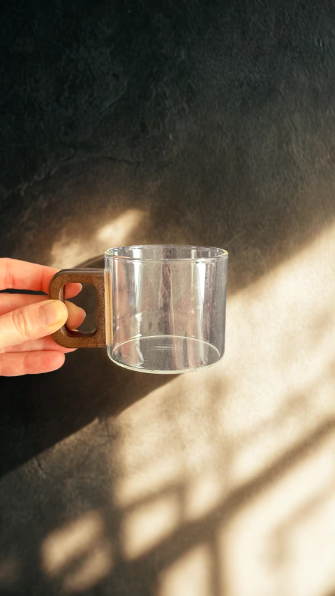 Tacita transparente de vidrio y madera