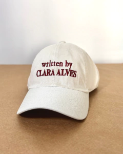 Boné Written by Clara Alves na internet