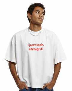 Camiseta I just look straight na internet