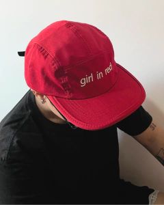 Boné Girl in Red na internet