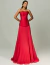 Vestido de festa longo vermelho modelo Drop Waist Arizona, com saia plissada e tomara que caia, usado por modelo.