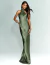 Vestido de festa longo verde oliva com decote americano, usado por modelo.