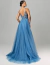 Mulher vestindo vestido de festa longo azul com busto bordado e alças finas, vista de costas, modelo Avenisse.