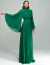 Mulher vestindo vestido de festa longo plissado verde bandeira, com mangas longas e gola alta, ideal para madrinhas, convidadas de casamento ou formatura.