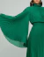 Detalhe do vestido de festa longo plissado verde bandeira, com manga longa ampla e gola alta, ideal para madrinhas e ocasiões elegantes.