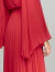 Detalhe do vestido de festa longo plissado vermelho com manga longa, tecido leve e acabamento sofisticado.