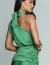 Vestido longo de festa verde bandeira com gola, visto de trás, usado por modelo com cabelo solto e brincos dourados.