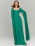 Mulher vestindo um vestido de festa longo verde floresta com decote meia taça e mangas fluídas.