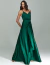 Mulher vestindo vestido de festa longo verde floresta com amarração na cintura, modelo Brevard, ideal para eventos elegantes.