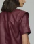 Detalhe da Camisa Oversize Verde Marsala Noir em tecido marsala, mostrando parte das costas e manga curta.