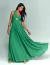Vestido de festa longo verde bandeira, estilo plissado e tomara que caia, com um lenço combinando.