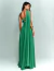 Vestido de festa longo verde bandeira, estilo plissado e tomara que caia, com um lenço combinando.