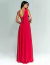 Mulher vestindo um vestido de festa longo vermelho com lenço, visto de costas.