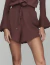 Conjunto feminino Aurora com manga longa e shorts, na cor marrom, tecido leve e acabamento com babados na manga.