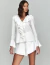 Mulher vestindo Conjunto Manga Longa Off White Aurora com babados e short.