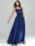 Modelo usando um vestido longo azul noite com bordados no busto.