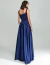 Mulher vestindo um vestido longo azul noite bordado, visto de costas.