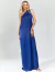 Mulher usando vestido azul marinho fluido, modelo ideal para eventos especiais