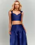 Mulher vestindo conjunto de saia fluida azul marinho Vayola ideal para eventos especials, natal, casual, batizados 