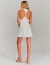 Vestido curto off white Donatella, com detalhe nas costas ideal para pré weeding, casamento civil, casual, batizado