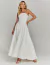Modelo usando vestido longo Donatella off white com design elegante e detalhe drapeado.