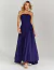 Mulher vestindo um vestido longo azul marinho, modelo tomara que caia, com detalhes plissados.