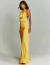 Modelo vestindo um vestido longo amarelo dourado com design elegante.