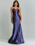 Mulher vestindo um vestido de festa longo tomara que caia azul marinho da marca Sollar.