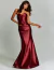 Mulher usando um vestido longo marsala com decote tomara que caia.