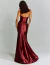 Mulher usando vestido longo marsala de costas
