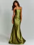 Mulher vestindo um vestido de festa longo tomara que caia verde oliva da marca Sollar.