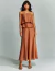 Modelo vestindo o VESTIDO MIDI SUNSET MARROM, destacando o design elegante e a cor marrom.