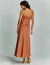 Mulher usando vestido midi marrom visto de costas.