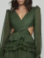 Vestido curto verde com mangas longas e detalhes plissados.