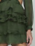 Detalhe de vestido curto de festa verde com babados e manga longa em tecido leve, ideal para eventos especiais.