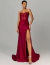 Mulher usando o Vestido Cyrèna Marsala com fenda alta e corpete detalhado.