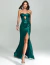 Mulher vestindo vestido de festa longo tomara que caia esmeralda Dalian, com paetês, fenda na perna e detalhe vazado no busto.