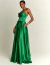 Mulher vestindo um vestido de festa longo tomara que caia verde bandeira, modelo elegante e sofisticado da Topmara, ideal para madrinhas, formaturas e ocasiões especiais.