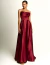 Mulher vestindo o Vestido Delft Marsala longo, tomara que caia, em tecido acetinado e cor marsala, ideal para festas e eventos sofisticados.
