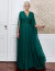Mulher vestindo um vestido de festa longo verde floresta com bordado elegante e mangas longas, ideal para madrinhas, mães dos noivos ou convidadas de casamento e formatura.