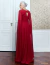 Mulher elegante usando vestido de festa longo marsala com bordado e manga longa, vista de costas, ideal para eventos formais como casamentos e formaturas.
